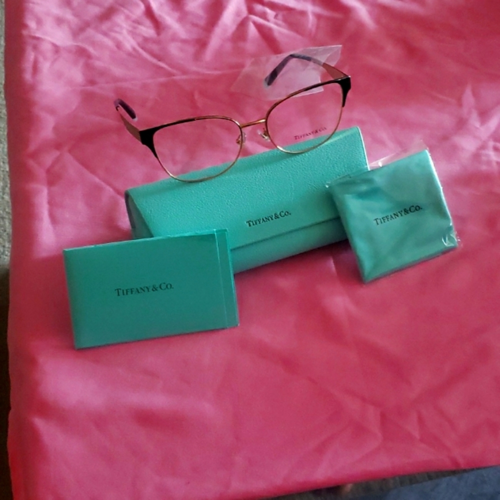 Women Tiffany&Co frames with clear demos lens
